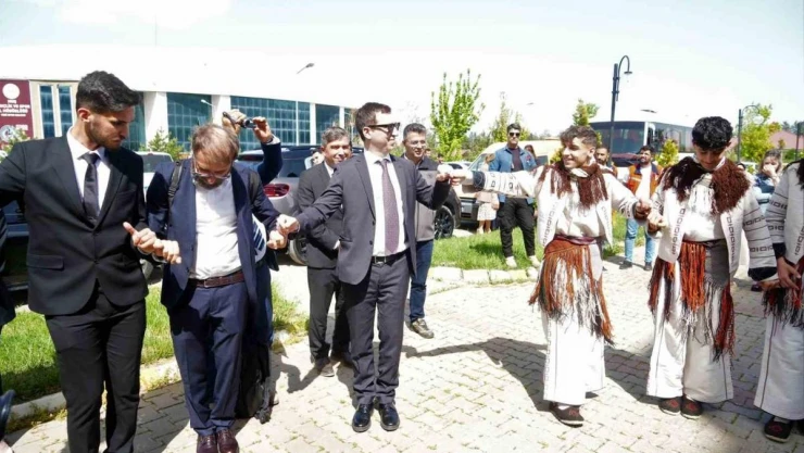 İtalya heyeti Muş'ta halay çekip ağaç dikti