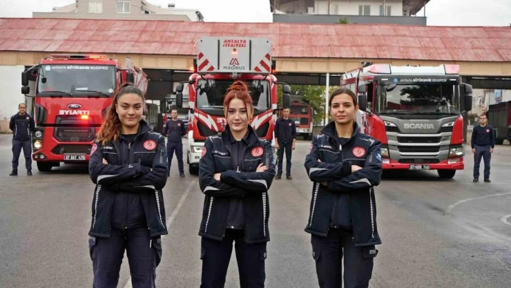 İtfaiyenin yükünü onlar çekiyor, trafikte görenler hem şaşırıyor hem alkışlıyor