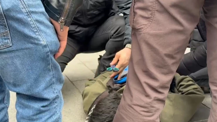 İzinsiz yürümek isteyen gruba polis müdahalesi, göstericinin çantasından makas çıktı:
