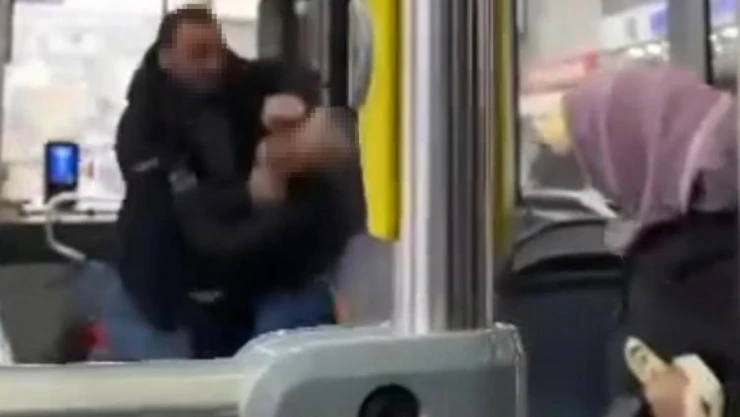 İzmir'de belediye otobüsünde bıçaklama anı kamerada