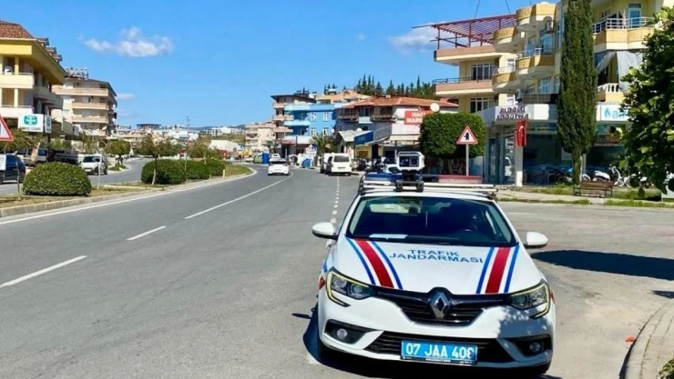 Jandarmadan hız sınırını aşan 67 araca 200 bin 705 lira para cezası