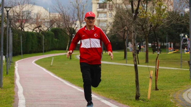 Japonya'da maraton koşmak için inşaatlarda çalışıyor