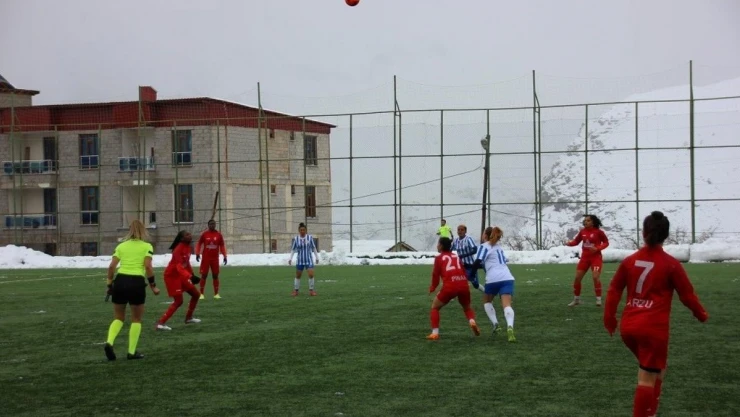 Kadınlar Süper Ligi: Hakkarigücü Spor: 4 - Adana İdman Yurdu: 0