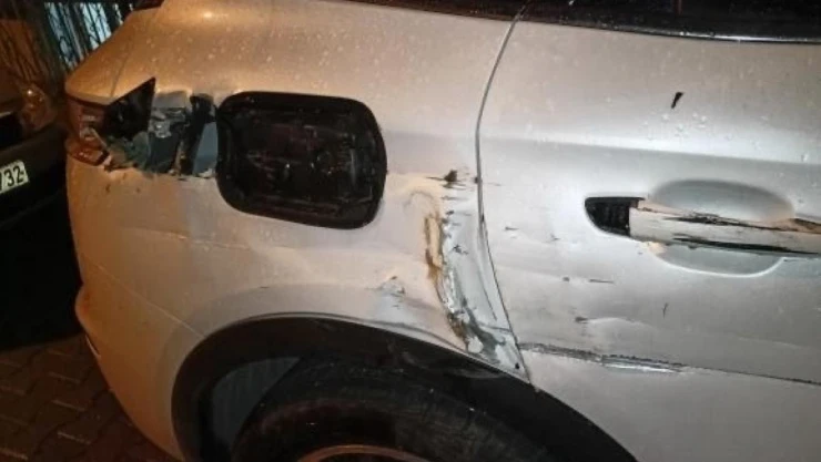 Kağıthane'de kamyon park halindeki araçlara çarparak kaçtı, o anlar kamerada