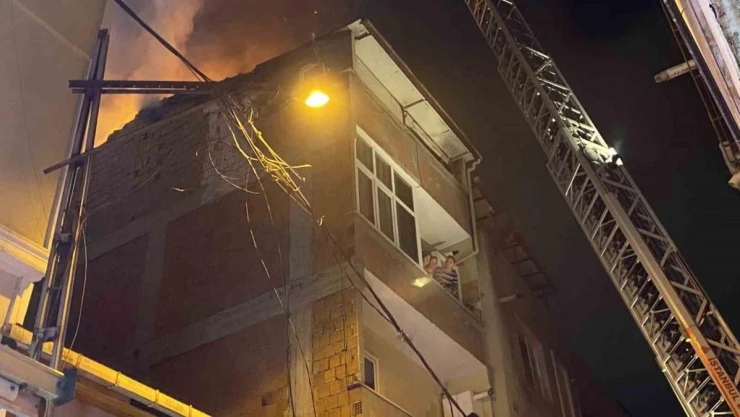 Kağıthane'de korkutan yangın: Alevler 3 binayı sardı