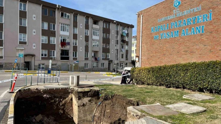 Kaldırım çöktü, faciadan dönüldü