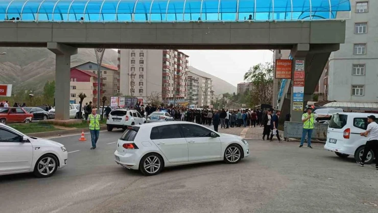Kamyonet öğrencilere çarptı, vatandaş yolu kapattı