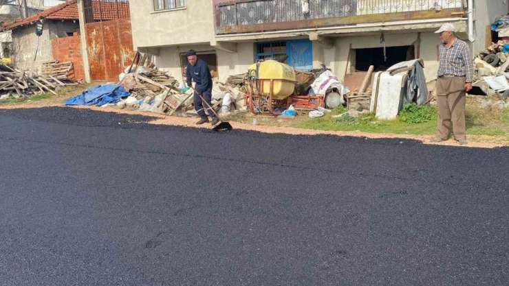 Karacabey'de mahalleler yeni asfalt ve parke taşlarıyla güzelleşiyor