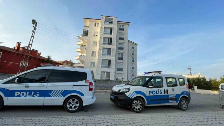 Karaman'da 5'inci kattan düşen öğretmen hayatını kaybetti