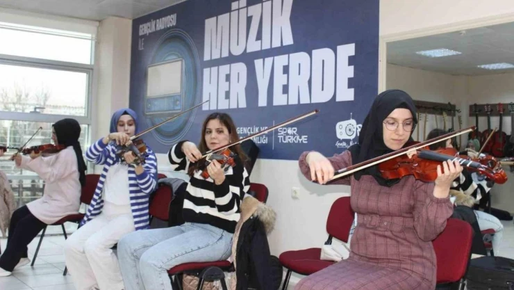 Karaman'da keman kursuna yoğun ilgi