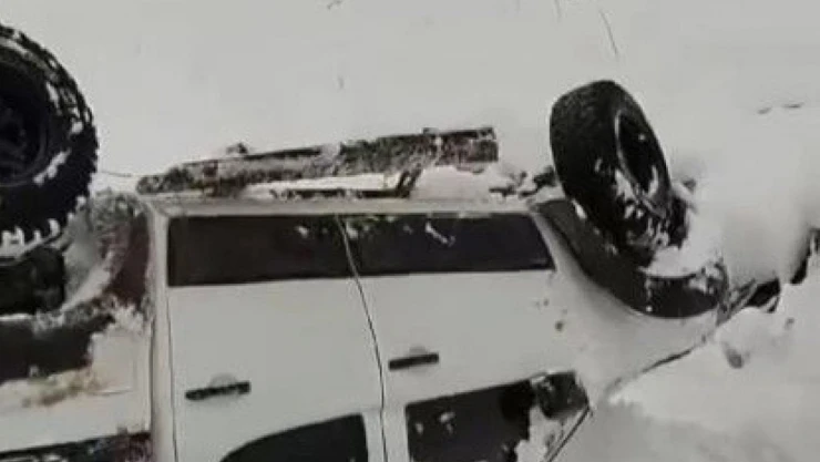 Karın tadını çıkarmak isteyen sürücünün kullandığı arazi aracı ters döndü