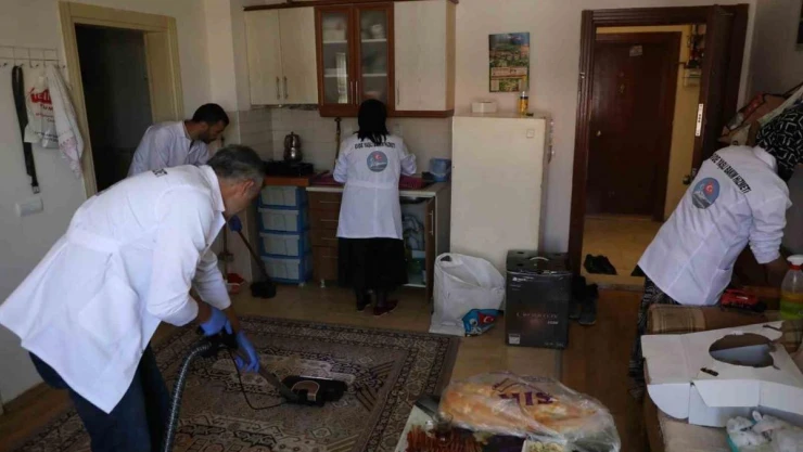 Kars Belediyesi'nin evde bakım hizmeti sürüyor