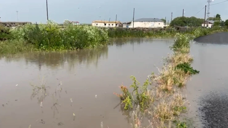 Kars'ta ahırlar ve ekili alanlar sular altında kaldı