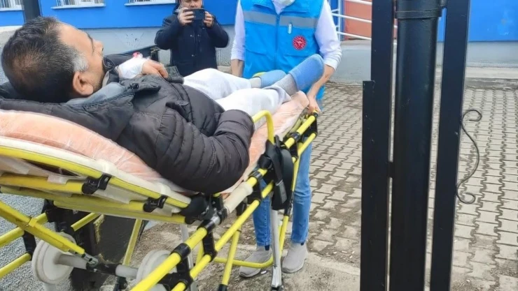 Kars'ta bir vatandaş sedye ile oy kullanmaya geldi