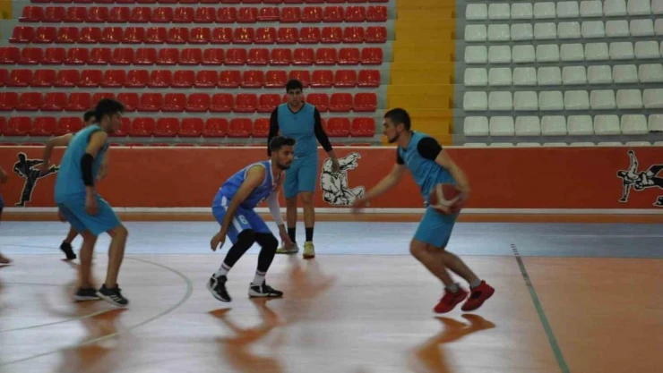 Kars'ta İller Arası Basketbol Turnuvası nefesleri kesiyor