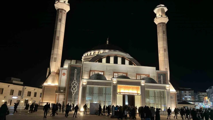 Kars'ta Kadir Gecesi'nde camiler doldu taştı