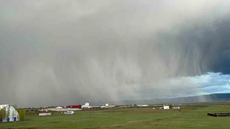 Kars'ta kara bulutlar gündüzü geceye çevirdi