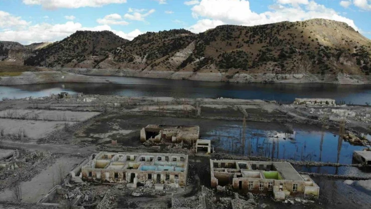 Kars'ta su çekildi, köy ortaya çıktı