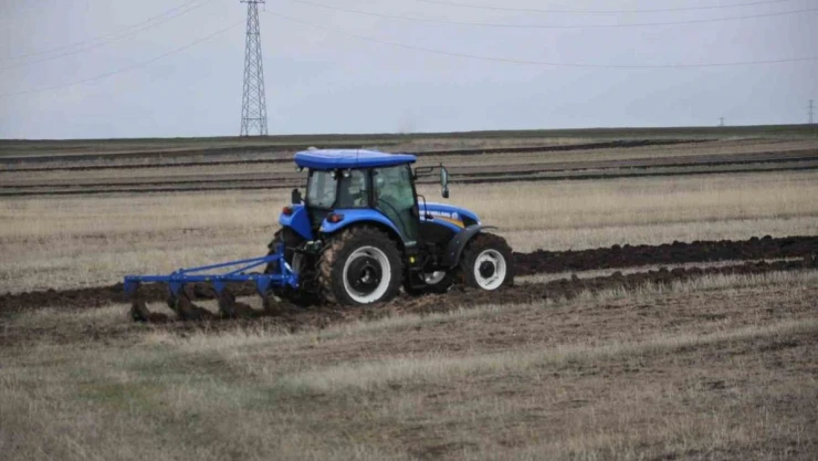 Kars'ta tarlalar sürülüyor