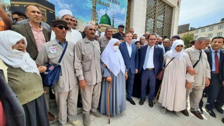 Kars'tan hacı adayları kutsal topraklara uğurlandı