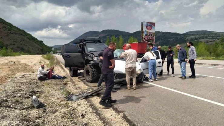 Karşı şeride geçen otomobil pikapla çarpıştı: 4 yaralı