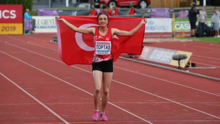 Karslı atletler madalyaları topladı