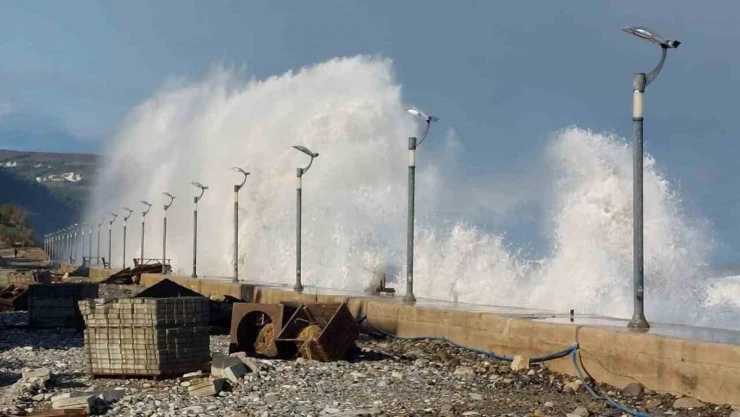 Kastamonu'da dalgaların boyu metreleri aştı