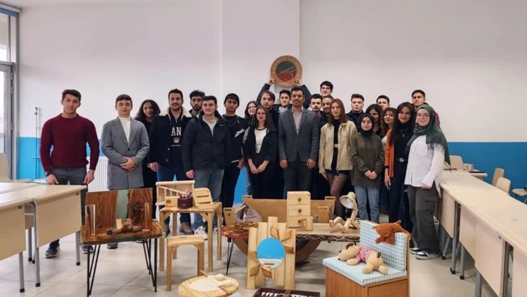 Kastamonu Üniversitesi'nde Ahşap İşleme ve Mobilya Tasarımı eğitimi verildi