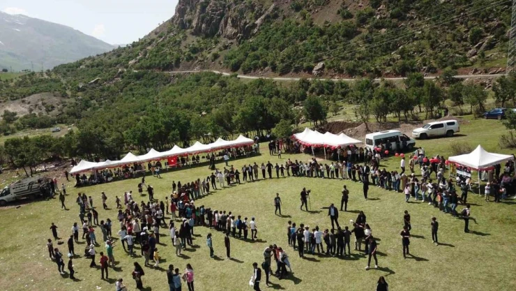 Kato Dağı eteklerinde yüzlerce öğrenci uçurtma uçurdu