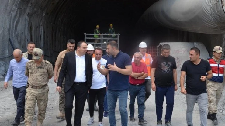 Kaymakam Demir, Tatvan Çevre Yolu T-2 Tüneli çalışmalarını inceledi