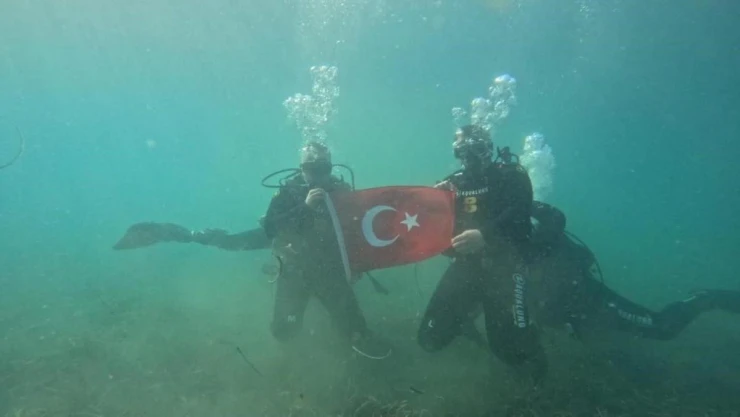 Kaymakam ve belediye başkanı Cumhuriyet için denize daldı