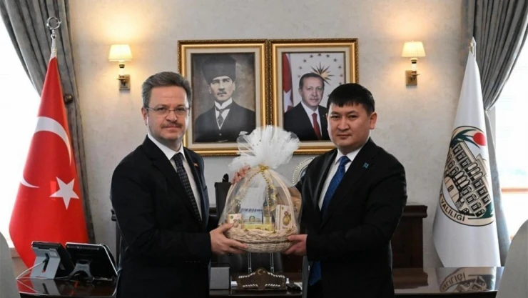 Kazakistan Başkonsolosu Nuriddin Amankul, Vali Ünlü'yü ziyaret etti