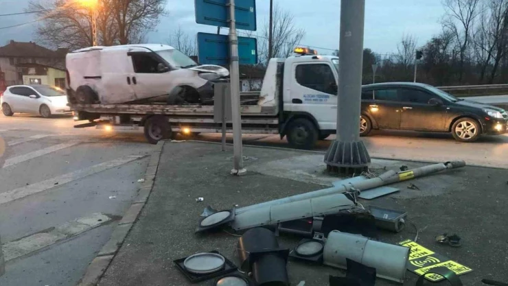 Kazaya karışan araçta yangın çıktı: 1 yaralı