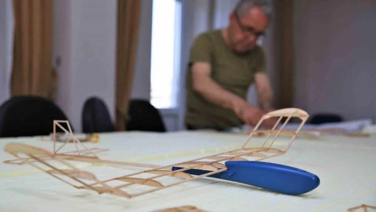 Keçiören'de huzurevi sakinleri model uçak yapımı eğitimi aldı