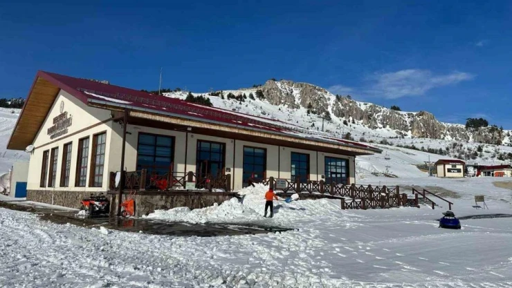 Keltepe Kayak Merkezi'nde kar yağışı 60 santimetreye ulaştı