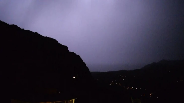 Kemaliye'de gökyüzünü şimşekler aydınlattı