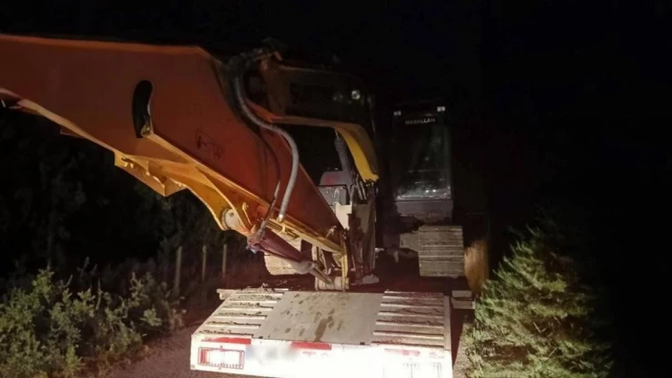 Kepçe ile define arayan 2 şüpheli yakalandı