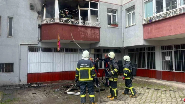 Kibritle oynayan çocuk balkonu ateşe verdi