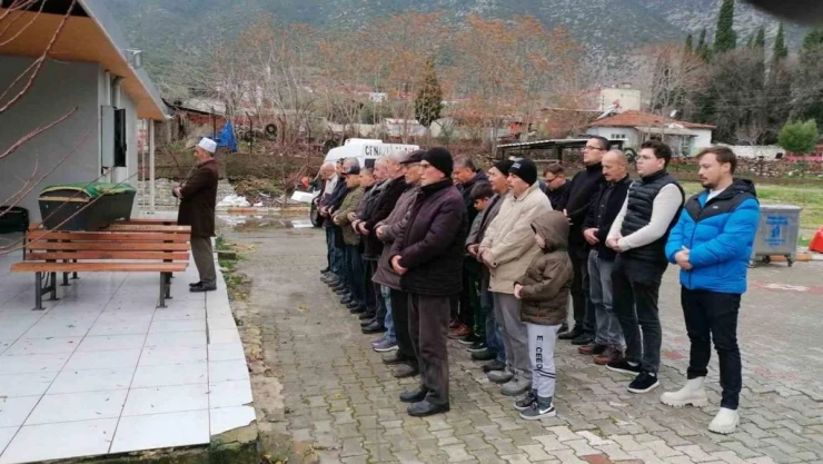 Kırkağaç'ta boğazı kesilerek öldürülen yaşlı kadın toprağa verildi