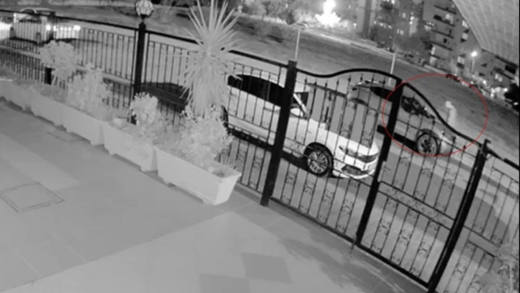 Komşusunun yeni aldığı 1,5 milyon liralık aracı, yerden aldığı taşla boydan boya çizdi