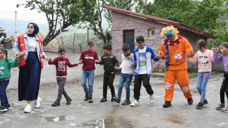 Köy çocukları Kızılay gönüllüleriyle doyasıya eğlendi