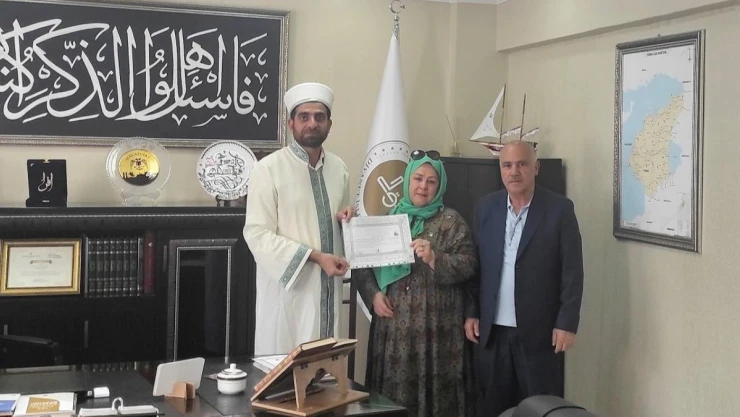 Kur'an-ı Kerim'den etkilenen Kazakistanlı kadın Müslüman oldu