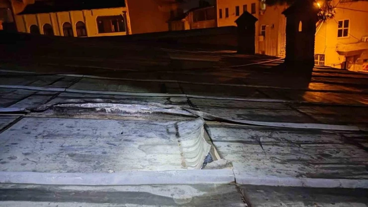 Kurşun levhaları çalmak isterken yakalandı