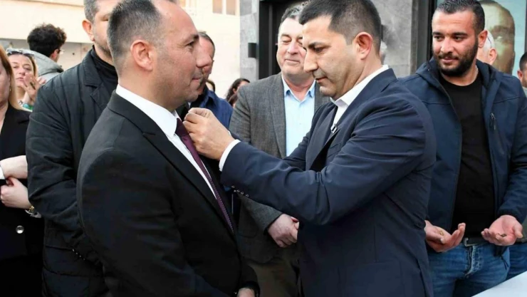 Kuşadası'nda CHP'ye katılan İYİ Partililere rozetleri takıldı