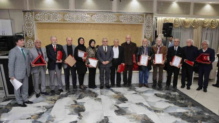 Kütahya Belediyesi kente değer katan sanatçıları ödüllendirdi