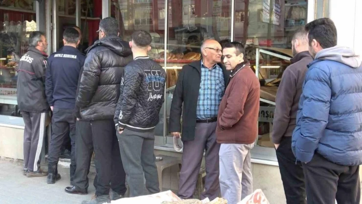 Kütahya'da Ramazan pidesi kuyruğu geleneği