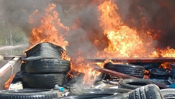 Lastikçide çıkan yangında alevler korkuttu