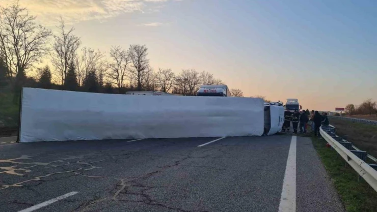 Lüleburgaz'da tır devrildi: 1 yaralı