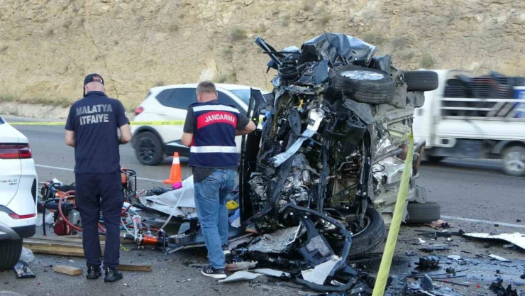 Malatya'da hafif ticari araç ile otomobil kafa kafaya çarpıştı: 4 ölü, 2 yaralı