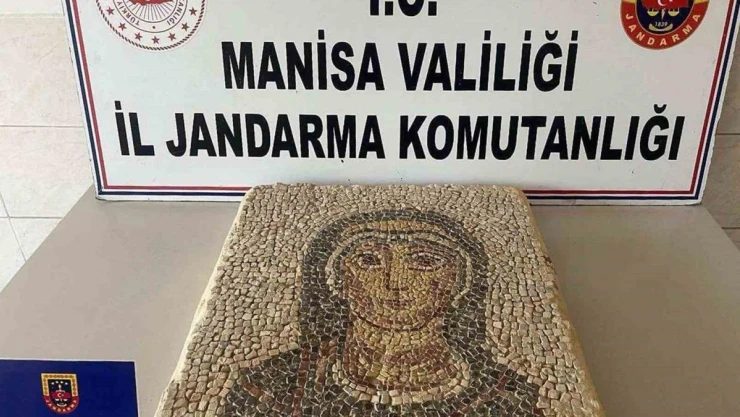 Manisa'da Geç Roma Dönemi'ne ait mozaik ele geçirilerek müzeye teslim edildi